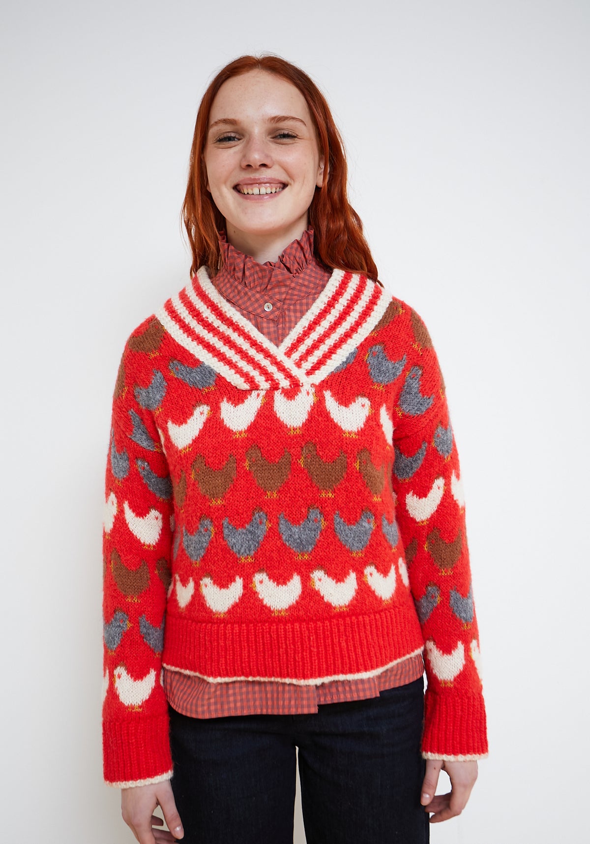 Roter Pullover Hühnermotiv