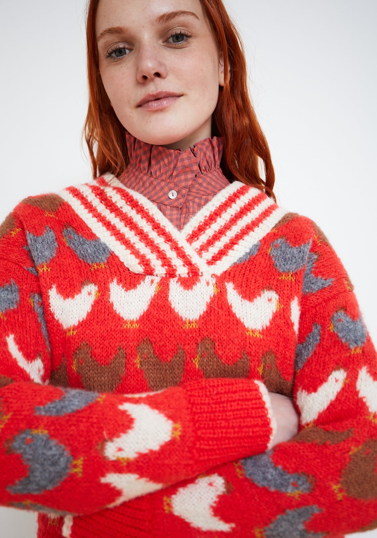 Roter Pullover Hühnermotiv