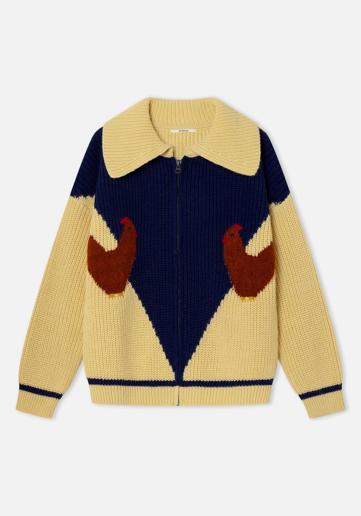 Cárdigan de mujer Farm amarillo mantequilla con motivo azul marino, gallinas marrones, cuello amplio y cremallera frontal, visto de frente.