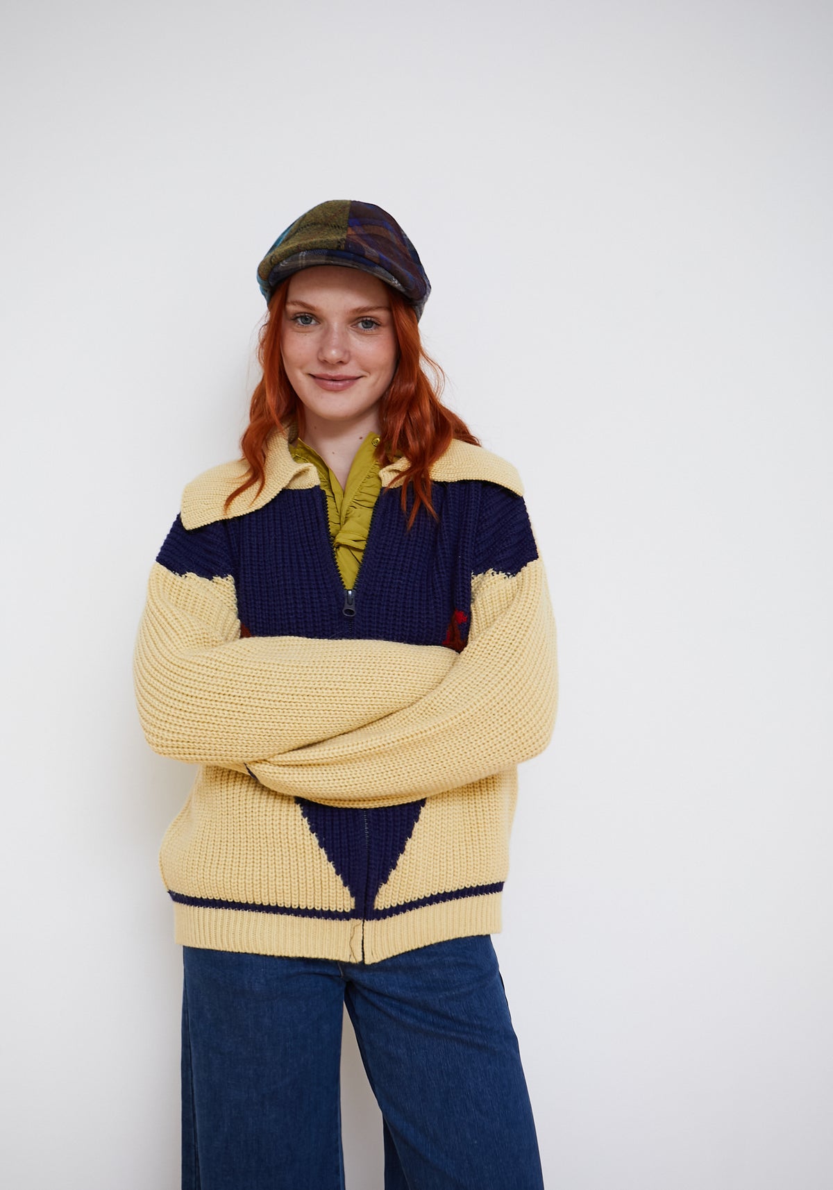 Cárdigan de mujer Farm amarillo mantequilla y azul marino, de manga larga y corte relajado, mostrado sobre modelo.