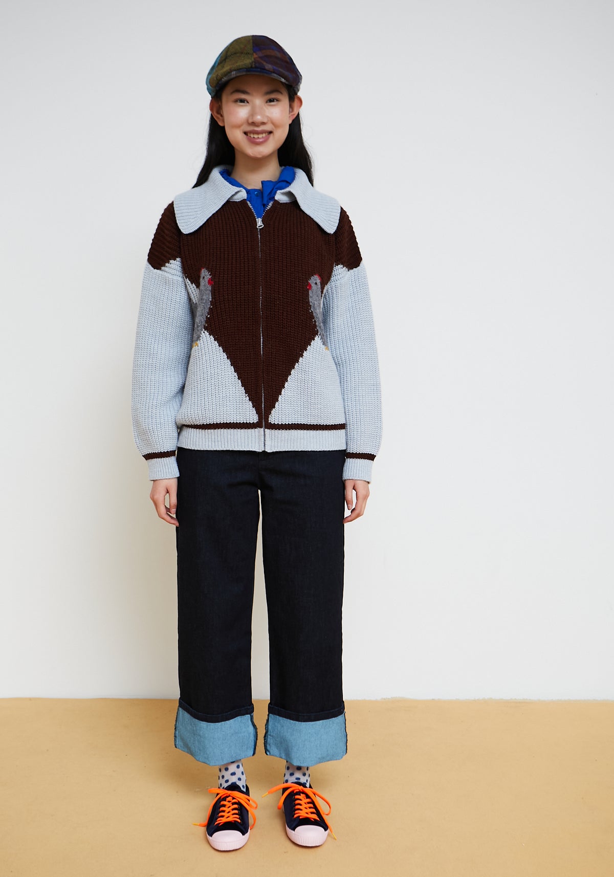 Cárdigan de mujer Farm azul cielo y marrón chocolate con gallinas grises, manga larga, cuello amplio y cremallera, mostrado sobre modelo.