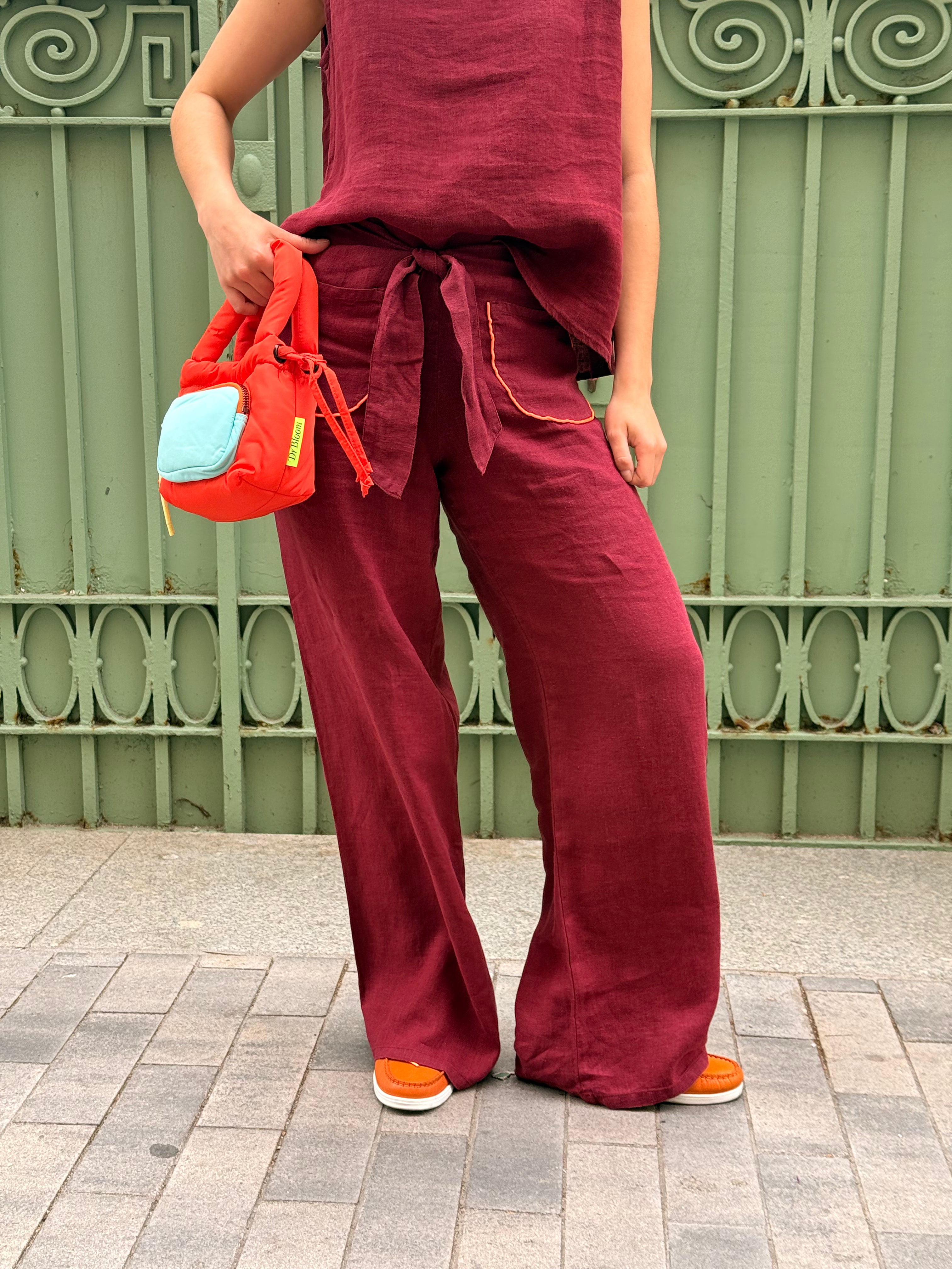 Weinrote Leinenhose mit Schleife