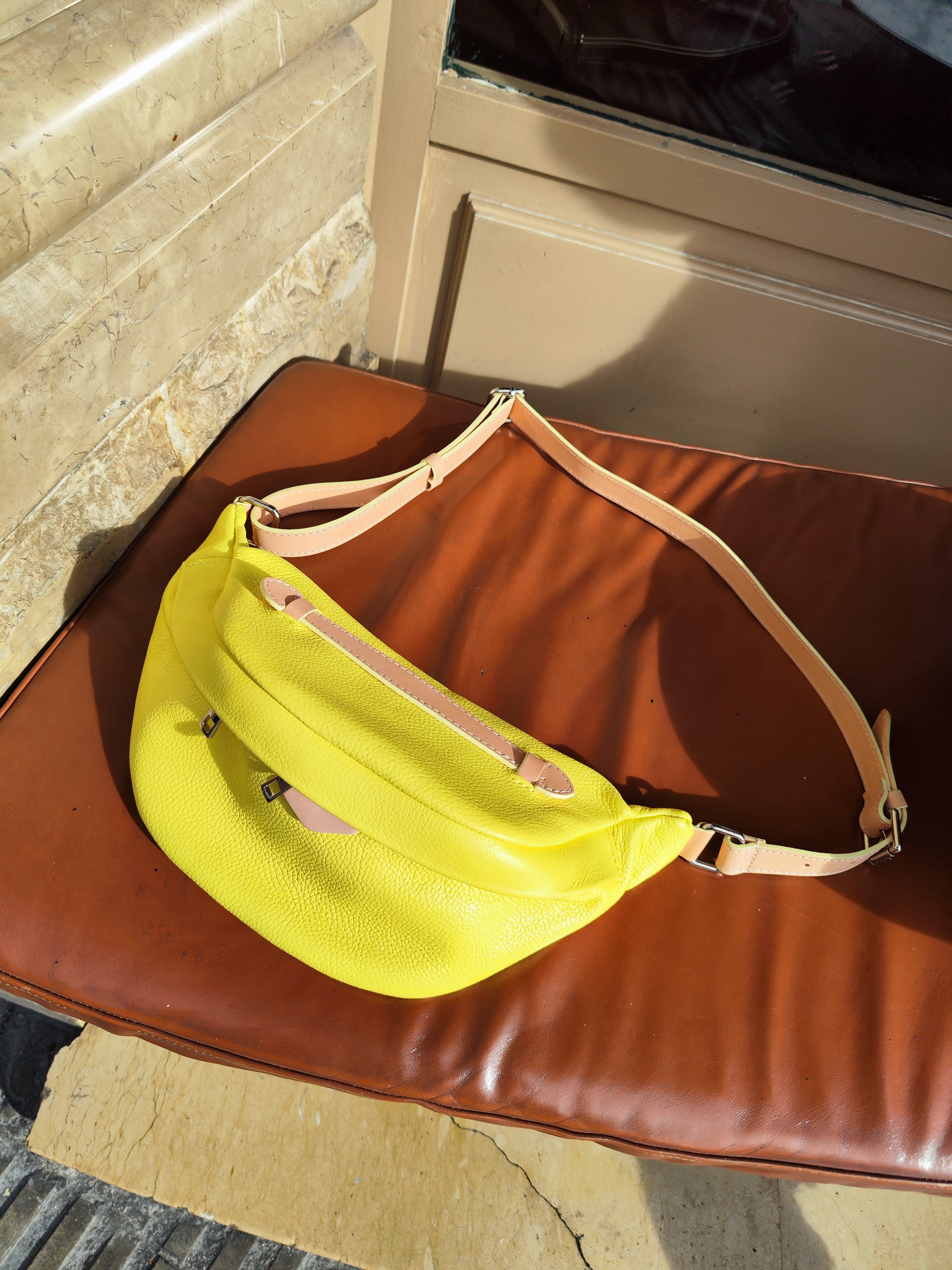 Banane en cuir jaune